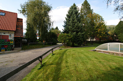 Straßeneinfahrt und Garten Straßeneinfahrt und Garten