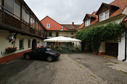 Landhotel Groggerhof - Parkplätze und Hof Landhotel Groggerhof - Parkplätze und Hof