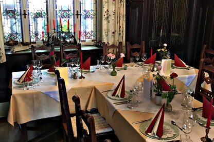Landhotel Groggerhof - gedeckte Tische mit Fenster im Hintergrund Landhotel Groggerhof - gedeckte Tische mit Fenster im Hintergrund