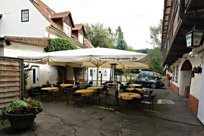 Landhotel Groggerhof - Hof mit Tische Landhotel Groggerhof - Hof mit Tische